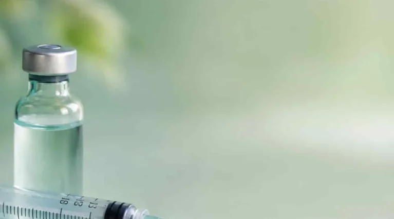 hpv-asilari HPV aşısı flakonu ve enjektör